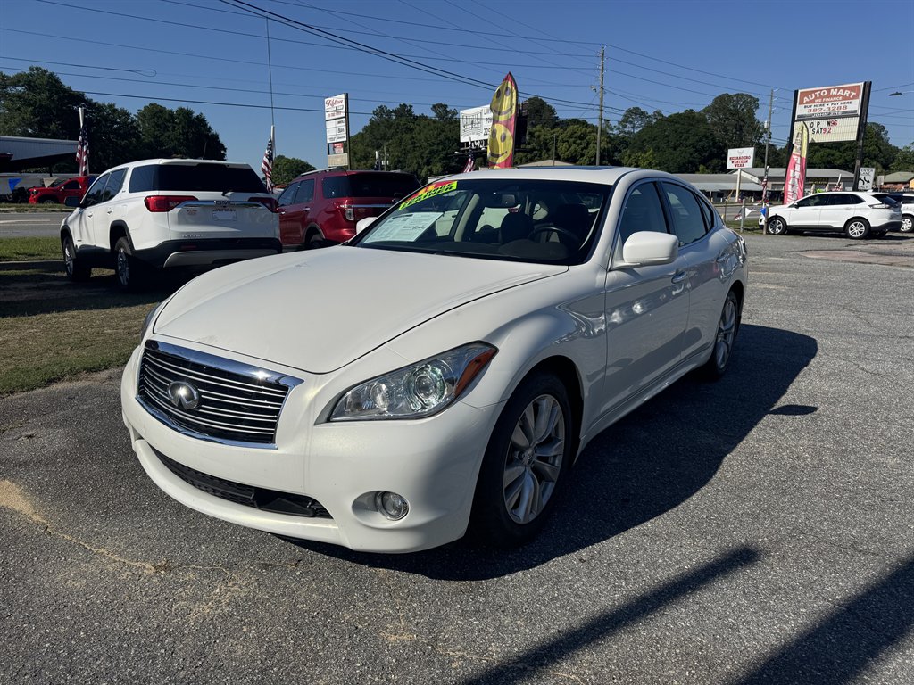 2011 INFINITI M 56's photo